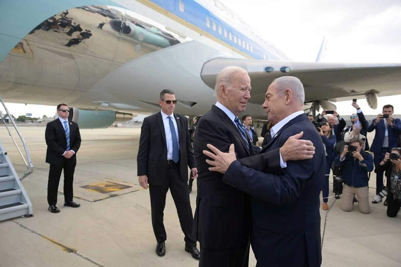 Prime Minister Benjamin Netanyahu welcomes President Joe Biden at Ben-Gurion Airport, Oct. 18, 2023. Photo by Avi Ohayon/GPO.