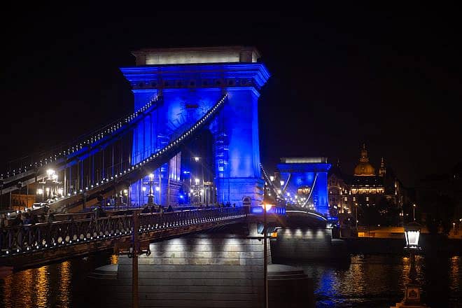 The Széchenyi Chain Bridge that spans the Danube River between Buda and Pest was lit up in blue and white to show solidarity for the State of Israel on Oct. 10, 2023. Photo by Zsolt Demecs.
