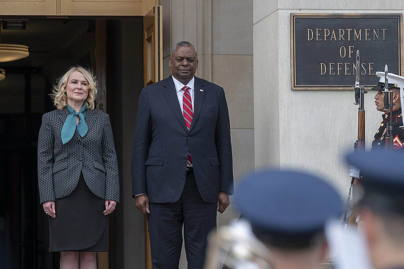 Czech Defense Minister Jana Černochová and U.S. Secretary of Defense Lloyd Austin at the Pentagon in Virginia, April 21, 2022. Photo by U.S. Air Force Tech. Sgt. Brittany A. Chase/DoD via Wikimedia Commons.