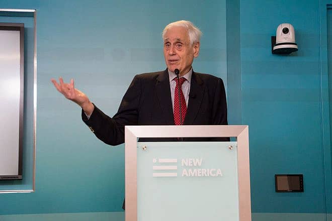 Journalist and author Edward Jay Epstein speaking about his book, “How America Lost Its Secrets: Edward Snowden, The Man and the Theft,” Feb. 1, 2017. Credit: New America via Wikimedia Commons.