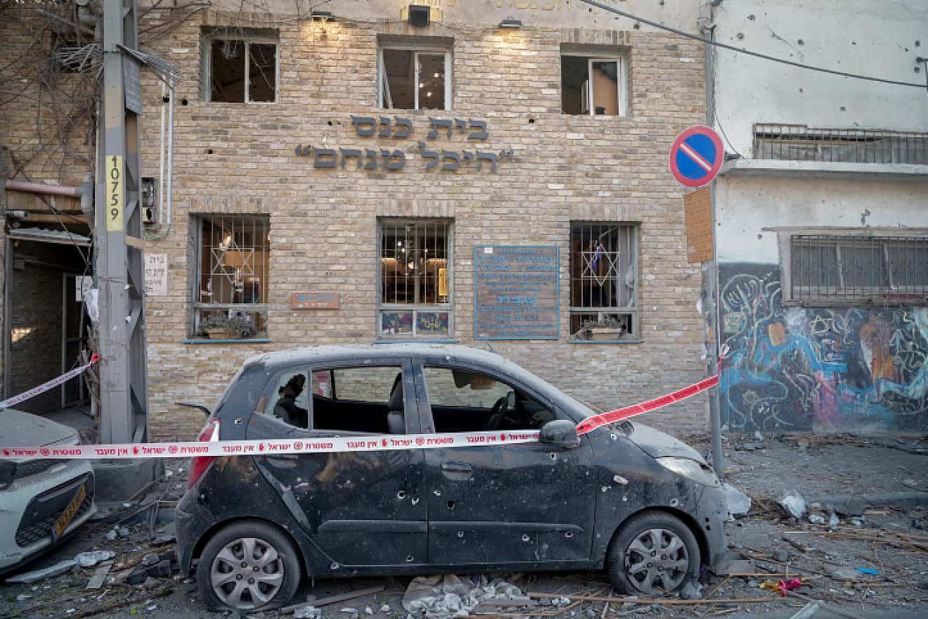 The aftermath of a rocket strike from the Gaza Strip in Tel Aviv's Florentin neighborhood, on Oct. 8, 2023. Photo by Avshalom Sassoni/Flash90.