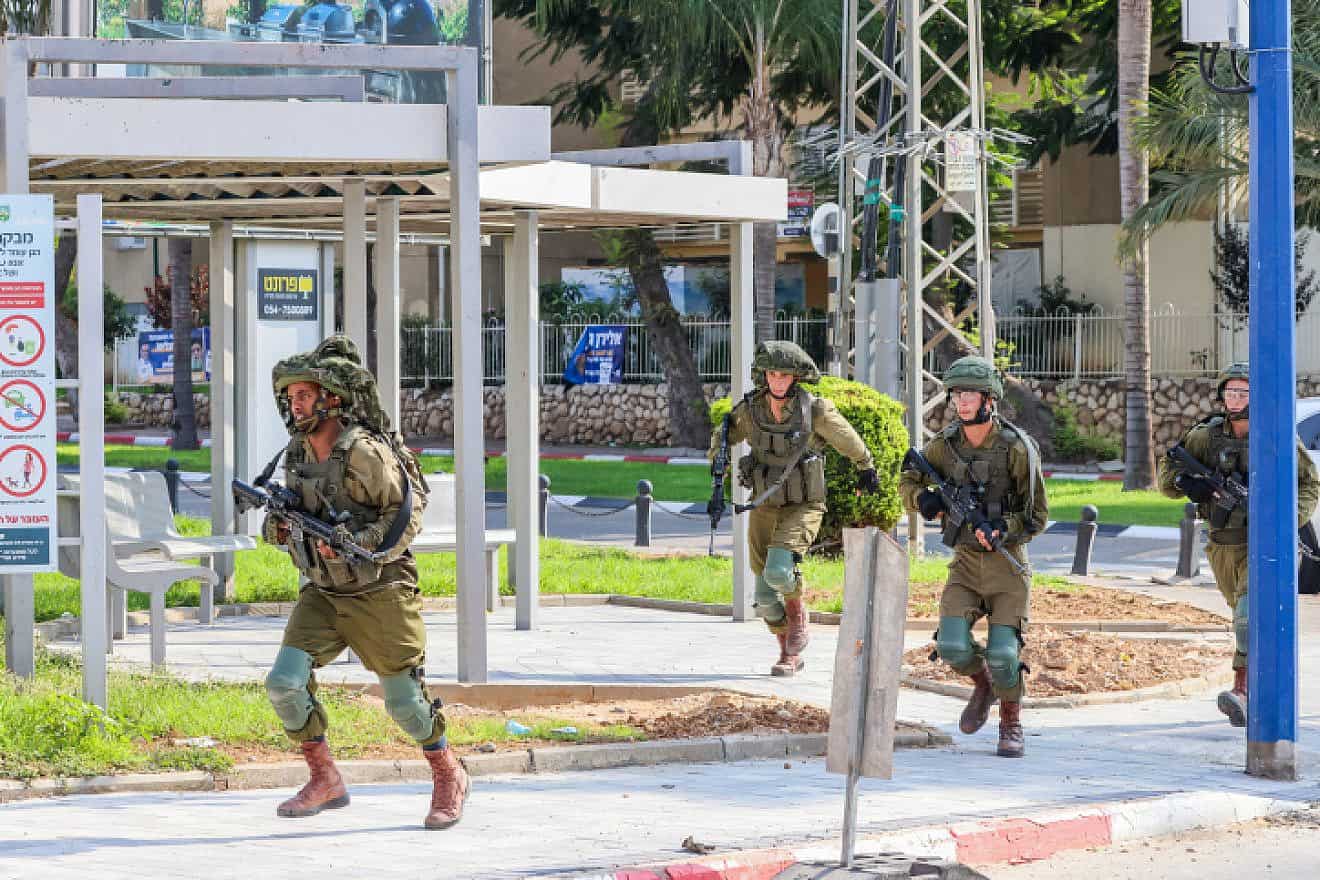 Israeli soldiers take position in the southern Israeli city of Sderot, October 8, 2023. Photo by Yossi Zamir/Flash90 *** Local Caption *** 
????? ????
???? ?????
?????
??????