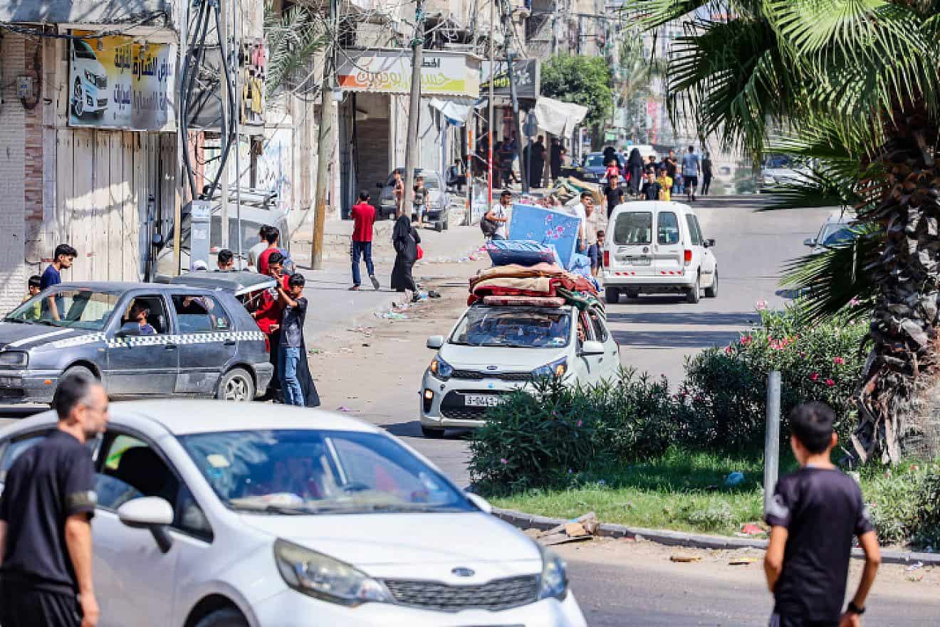 Palestinians in Gaza City evacuate to the southern Gaza Strip, Oct. 13, 2023. Photo by Atia Mohammed/Flash90.