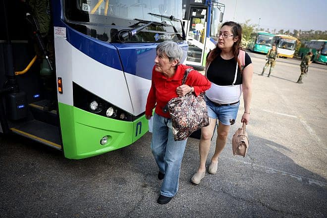 Residents of Kiryat Shmona being evacuated due to the threat from Lebanon. Oct. 22, 2023. Photo by David Cohen/Flash90.