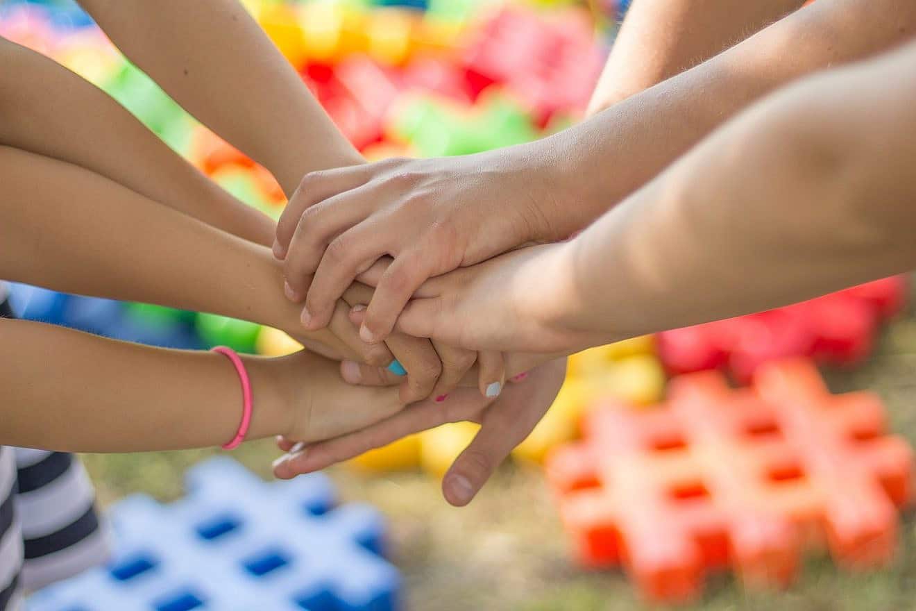 Helping hands. Credit: Jarmoluk/Pixabay.