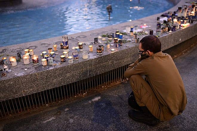 People gather at Dizengoff Square in Tel Aviv to light candles for the 1,400 individuals murdered by Hamas 10 days earlier, Oct. 17, 2023. Photo by Tomer Neuberg/Flash90.