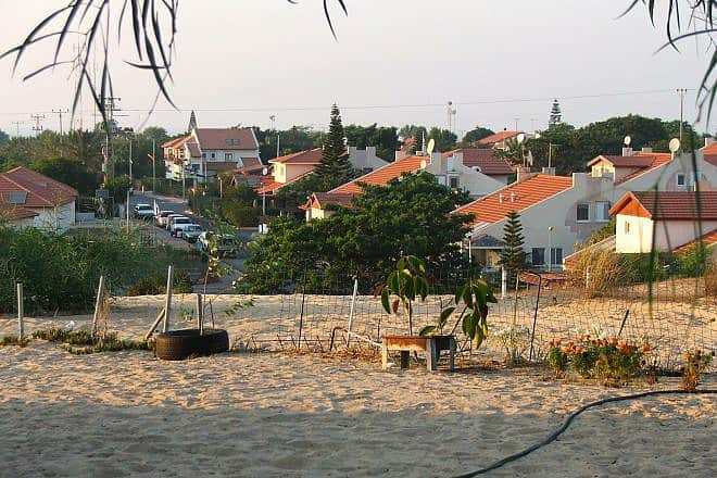 Jewish homes in Neve Dekalim, Gush Katif. Credit: Yakov Ben-Avraham via Wikimedia Commons.