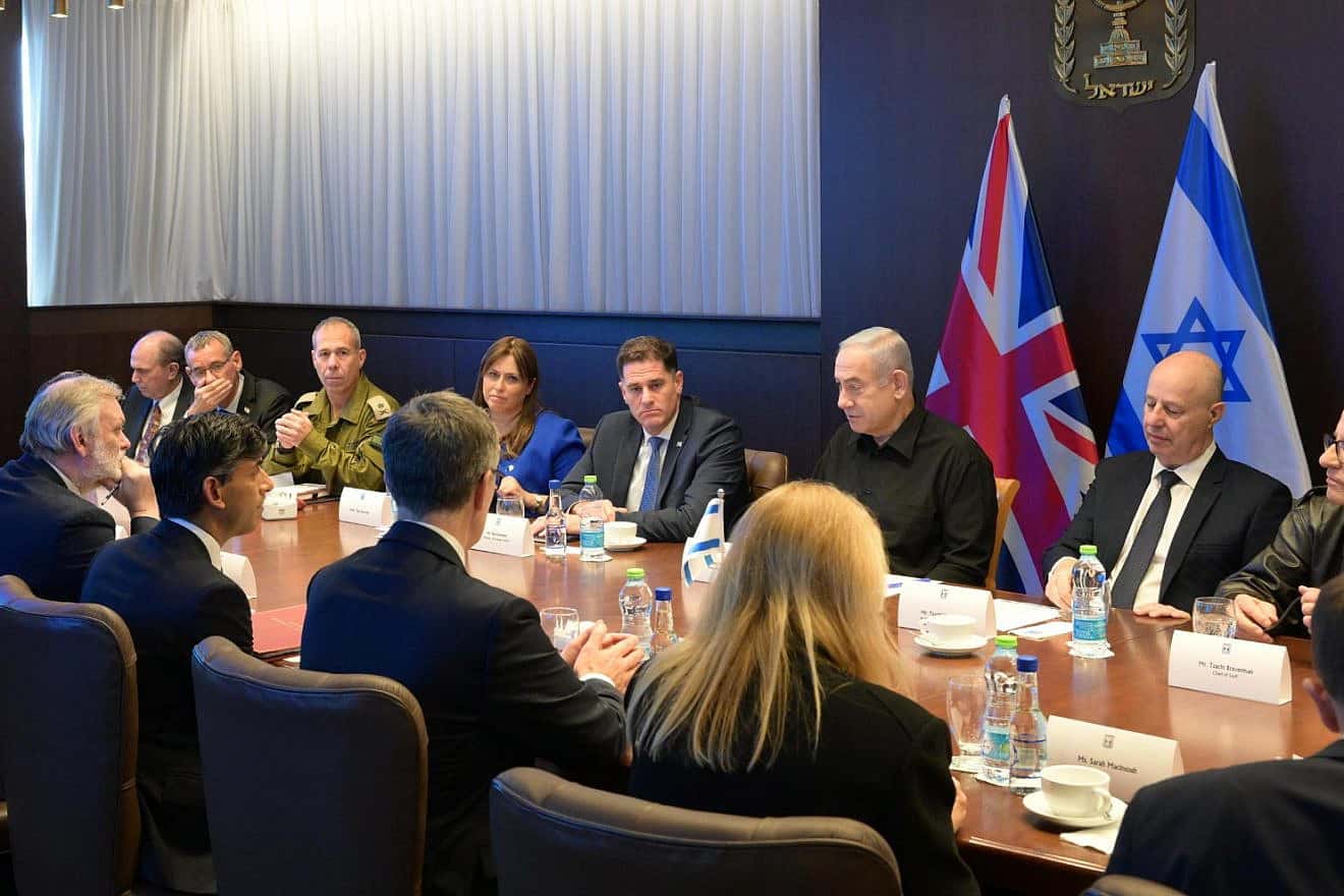 Israeli Prime Minister Benjamin Netanyahu and team meet with UK Prime Minister Rishi Sunak and team on Oct. 19, 2023. Photo by Amos Ben-Gershom/GPO.