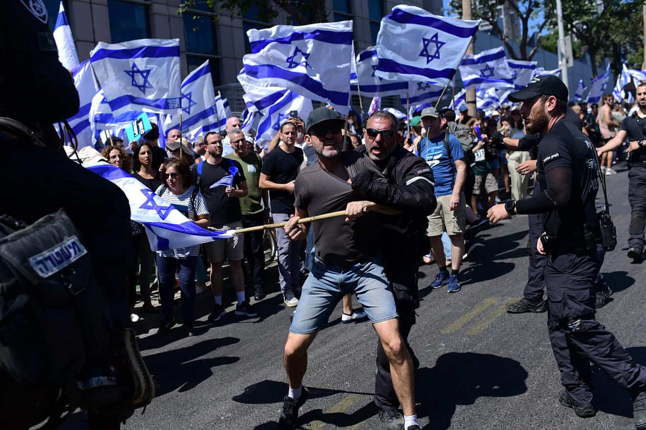 Opponents of judical reform clash with police during a protest in Tel Aviv, July 11, 2023. Photo by Tomer Neuberg/Flash90.
