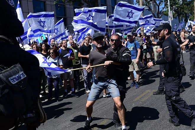 Opponents of judical reform clash with police during a protest in Tel Aviv, July 11, 2023. Photo by Tomer Neuberg/Flash90.