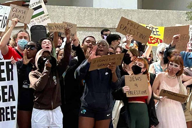 A rally at Tulane University in New Orleans got violent after a pro-Palestinian supporter hit a Jewish student in the face on Oct. 26, 2023. Photo by Bali Levine.