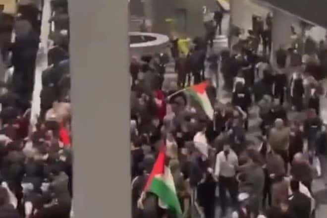 An antisemitic mob at Makhachkala Uytash Airport in Russia's Dagestan Republic, Oct. 29, 2023. Source: Screenshot.