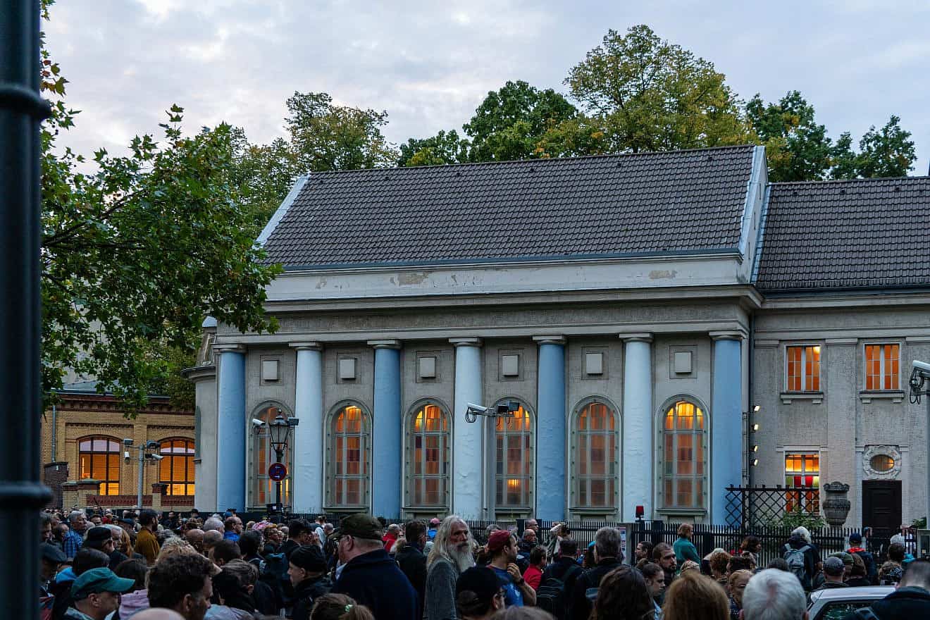 In response to Hamas attacks on Israel, about 350 people gathered in front of the Fraenkelufer Synagogue in Berlin to show solidarity with Jews and hold a vigil on Oct. 13, 2023. Credit: Mo Photography Berlin/Shutterstock.