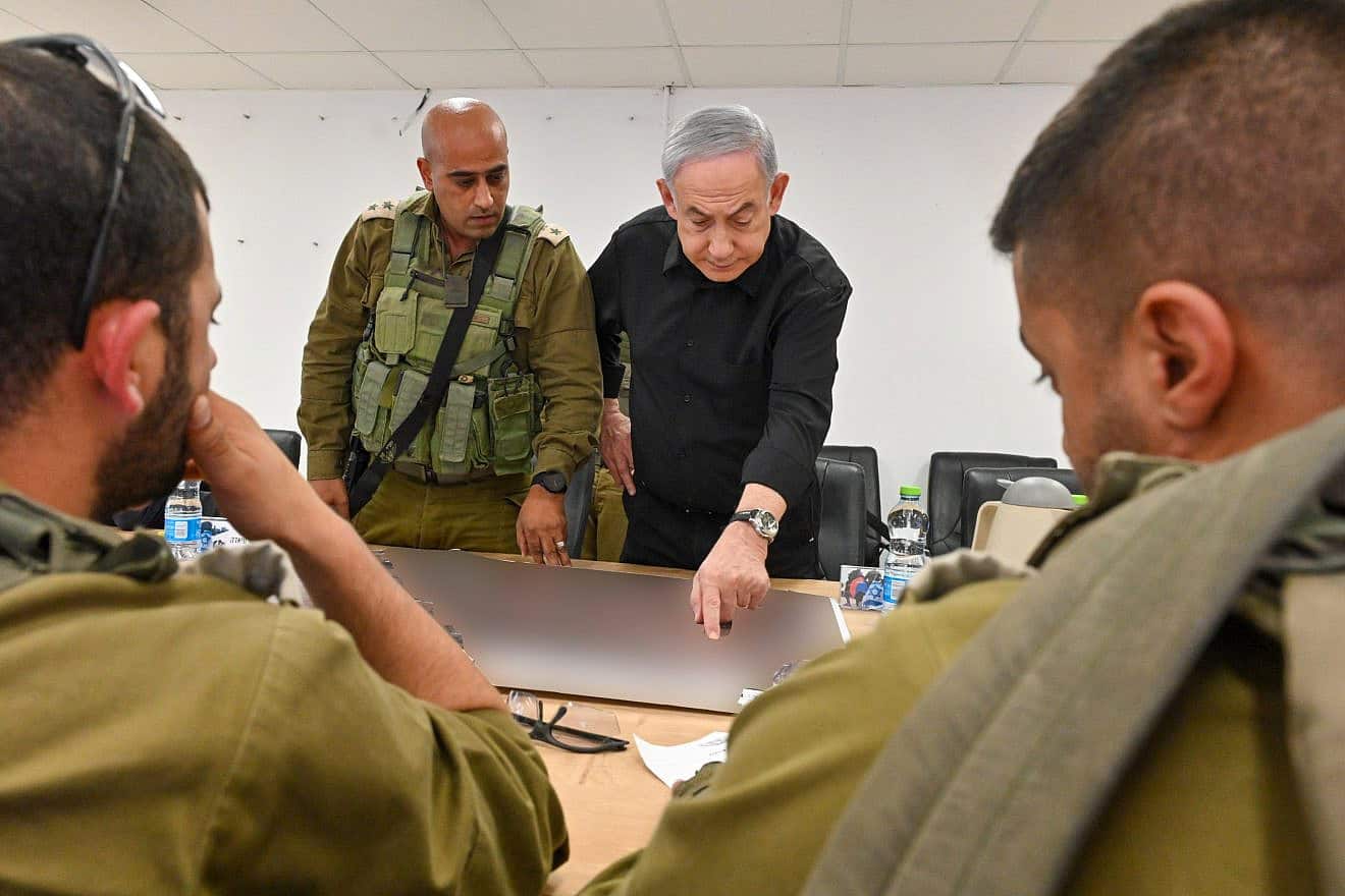 Israel Prime Minister Benjamin Netanyahu visits the IDF Desert Reconnaissance Battalion, Nov. 13, 2023. Photo by Kobi Gideon/GPO.
