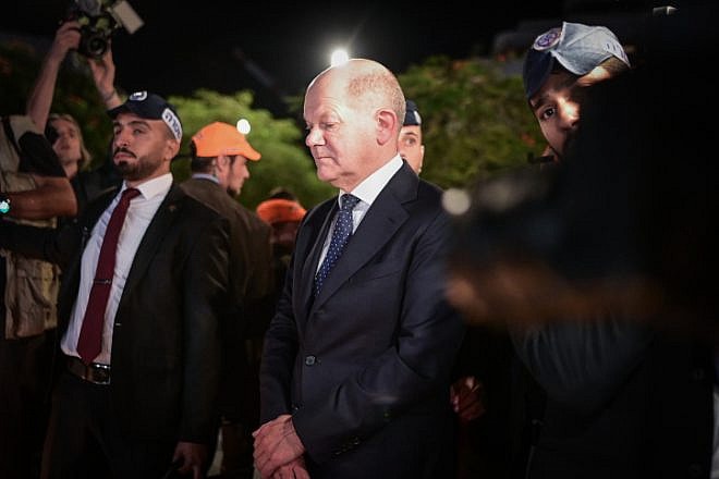 German Chancellor Olaf Scholz lights a candle in memory of Israelis murdered by Hamas, Oct. 17, 2023. Photo by Avshalom Sassoni/Flash90.