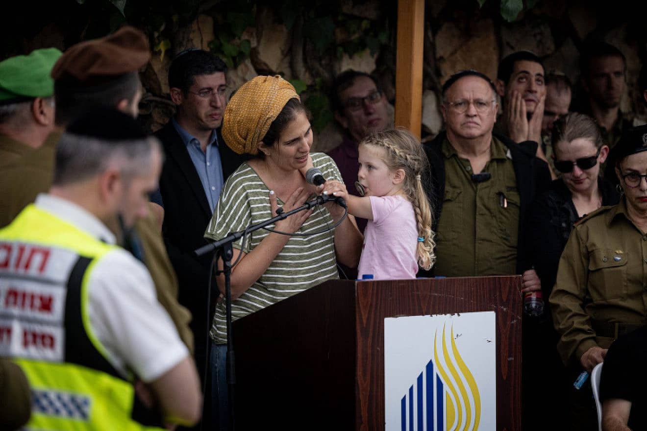 Family and friends of Israeli soldier Maj. (res.) Moshe Yedidyah Leiter attend his funeral at the Mt. Herzl military cemetery in Jerusalem, Nov. 12, 2023. Photo by Chaim Goldberg/Flash90.