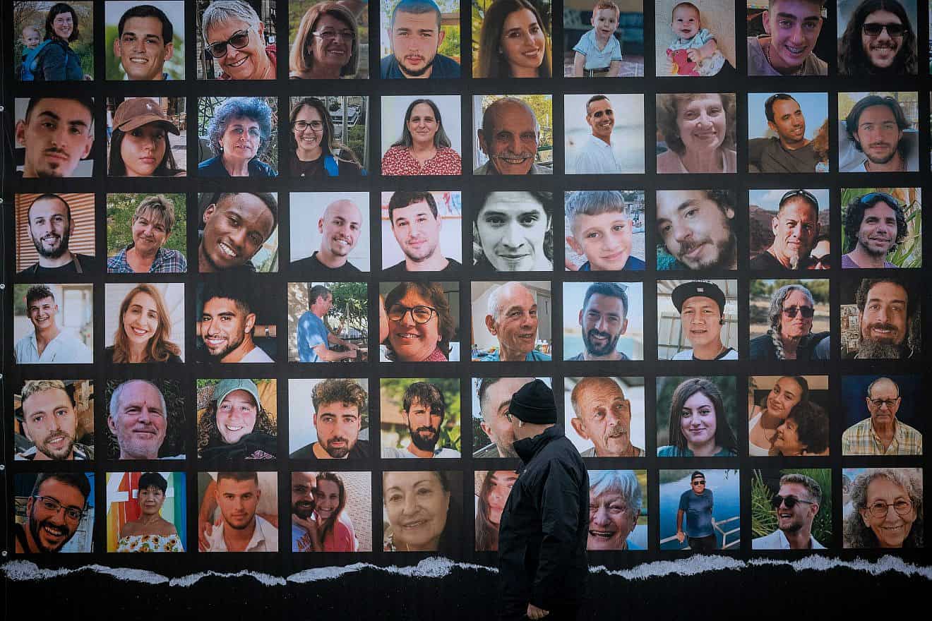 People walk next to pictures of civilians held hostage by Hamas terrorists in Gaza, in Jerusalem, November 22, 2023. Photo by Yonatan Sindel/Flash90 *** Local Caption *** 
דגל ישראל
תמונות
נעדרים
לוח
מודעות
מלחמה