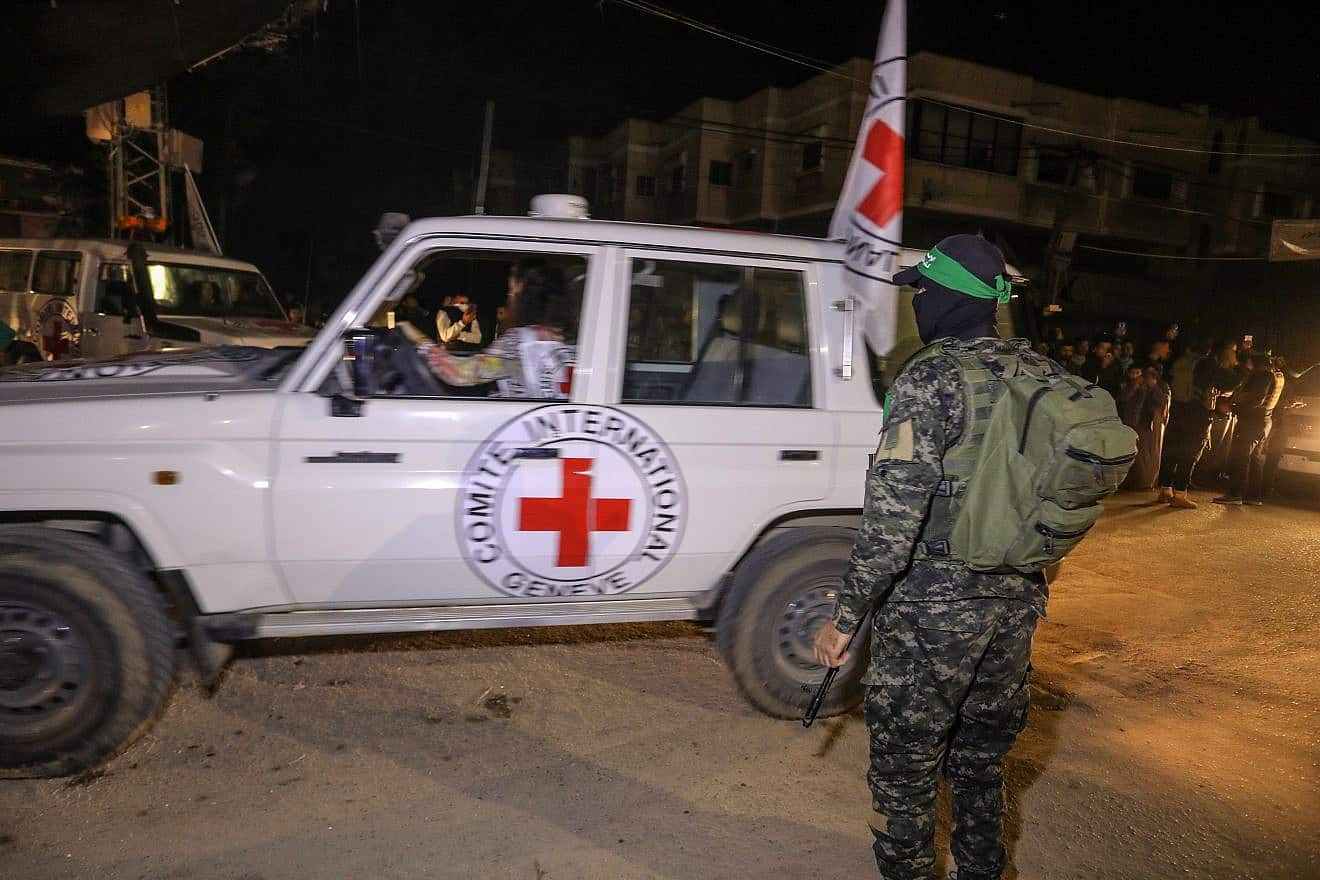 A Hamas terrorist releases Israeli hostages to the Red Cross in Rafah, in the southern Gaza Strip, Nov. 28, 2023. Credit: Flash90.