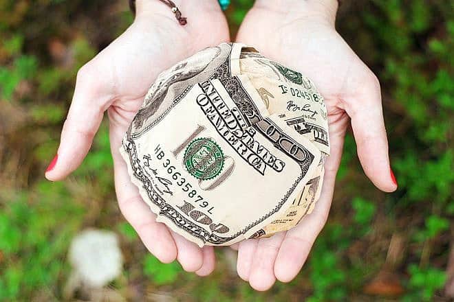 Financial donations. Credit: Heather Paque/Pixabay.