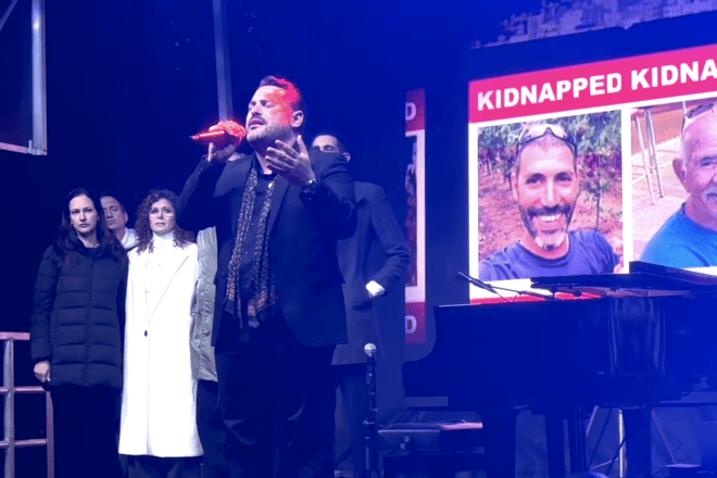 The Israeli musician Gad Elbaz performs at a Nov. 6, 2023 vigil in Manhattan, organized by UJA-Federation and the JCRC. Photo by Elishama Marmon.