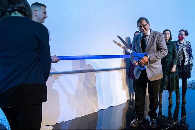Legendary shoe designer and philanthropist Stuart Weitzman cuts the ribbon at the Israel Tennis & Education Center event for the Stuart Weitzman Tennis Complex in Jerusalem at Lavan in New York City; on stage with him are family members and ITEC staff. Photo by Michael Jurick.