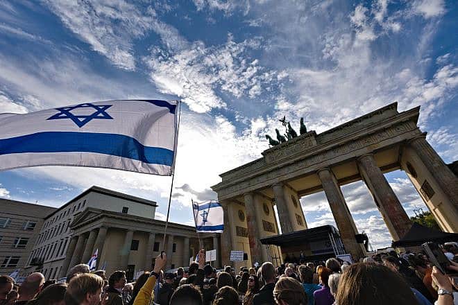 An Israel solidarity rally on the Pariser Platz in Berlin, one day after the Hamas terrorist attacks on Israel, Oct. 8, 2023. Photo by Leonhard Lenz via Wikimedia Commons.