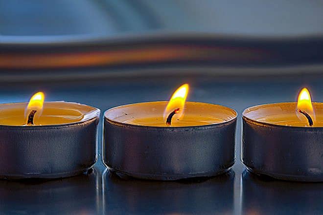 Tea lights. Credit: Ri-Ya/Pixabay.