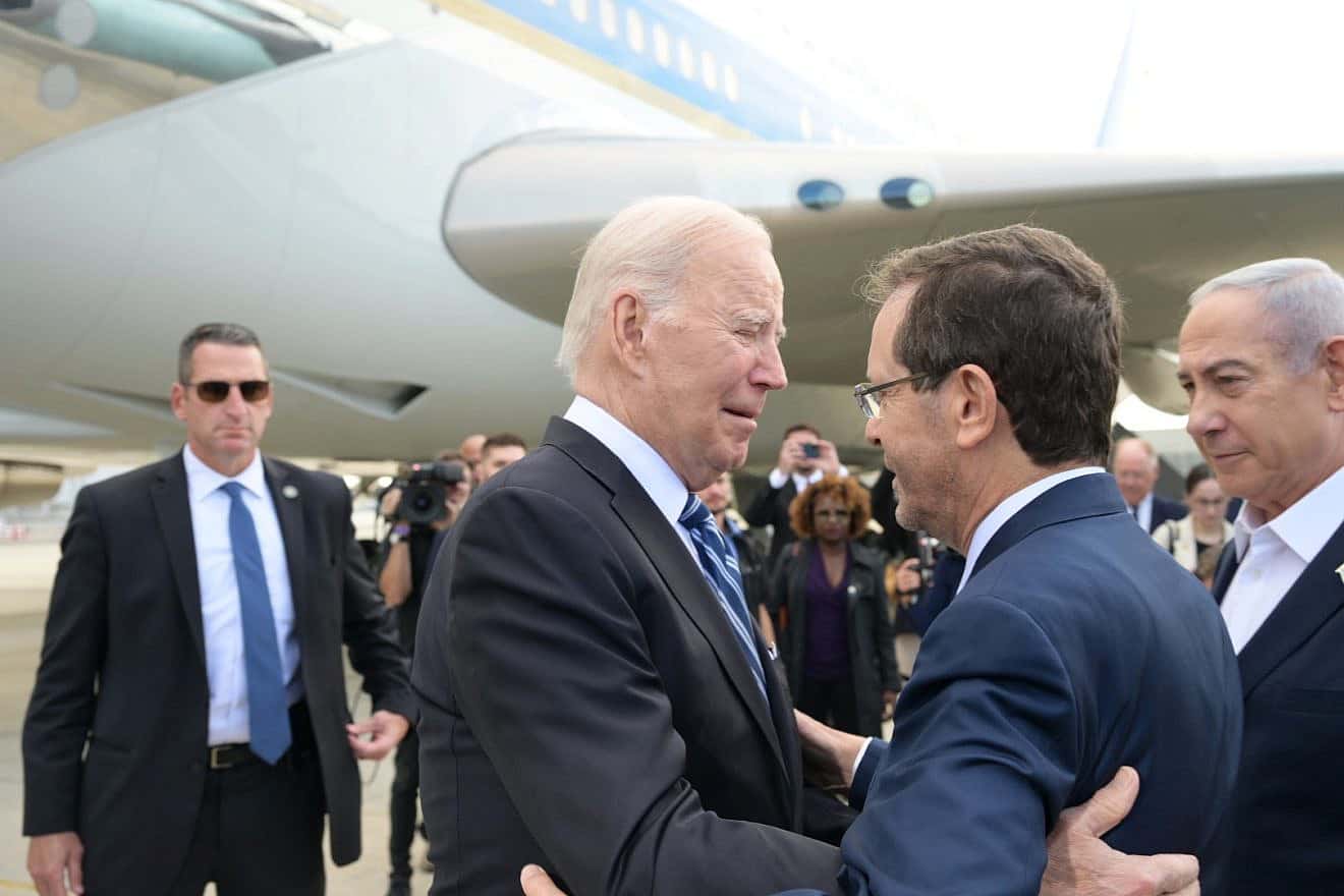 Israel's President Isaac Herzog and Prime Minister Benjamin Netanyahu greet U.S. President Joe Biden at Ben-Gurion Airport, Oct. 18, 2023. Photo by Amos Ben Gershom/Israeli President's Spokesperson's Unit.