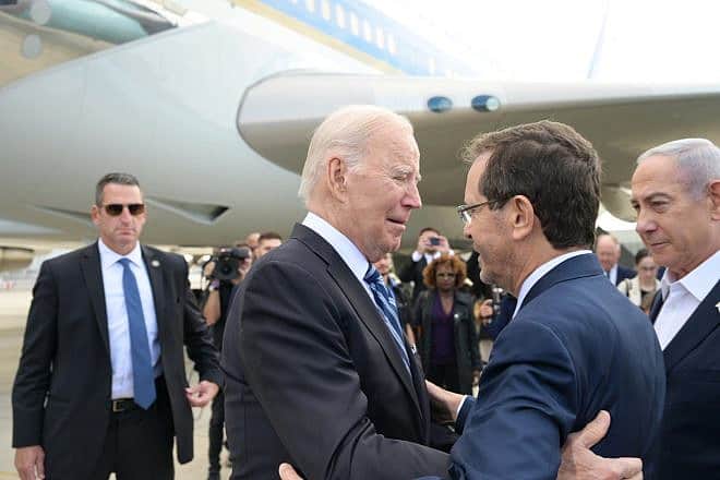 Israel's President Isaac Herzog and Prime Minister Benjamin Netanyahu greet U.S. President Joe Biden at Ben-Gurion Airport, Oct. 18, 2023. Photo by Amos Ben Gershom/Israeli President's Spokesperson's Unit.
