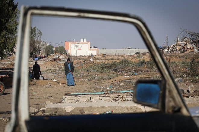 Palestinians walking on a road leading to the southern part of the Gaza Strip after fleeing their homes in Gaza City on Nov. 24, 2023. Photo by Atia Mohammed/Flash90.