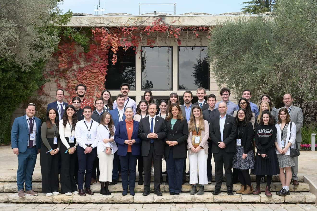 Israeli President Isaac Herzog meets with U.S. and Canadian student leaders on Dec. 28, 2023. Photo by Amos Ben-Gershom/GPO.