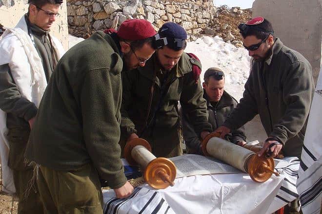 Yeshivot Bnei Akiva alumni pray in the Gaza Strip. Credit: AFYBA.