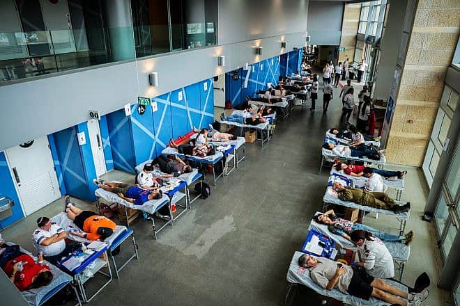 Hundreds of Israelis donate blood in Jerusalem, Oct. 9, 2023. Photo: Noam Revkin Fenton/Flash90
