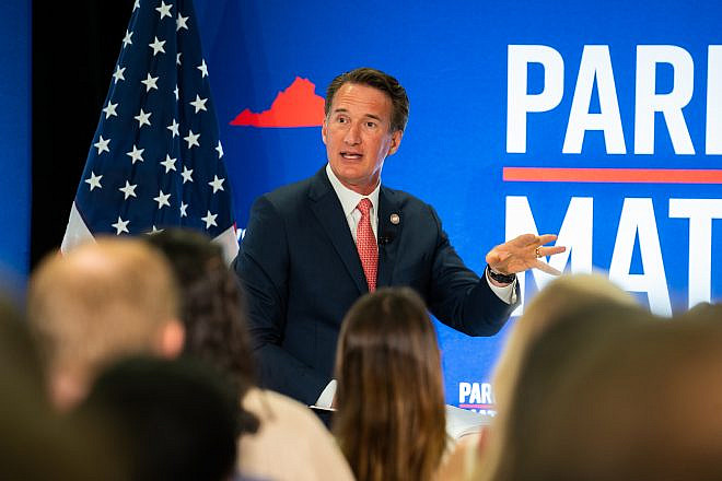 Virginia Gov. Glenn Youngkin hosts a discussion on “Parents and Education” on July 18, 2023. Credit: Flickr/Glenn Youngkin via Wikimedia Commons.