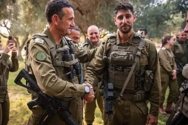 Actor Idan Amedi (right) with IDF Chief of Staff Herzi Halevi. Credit: IDF.