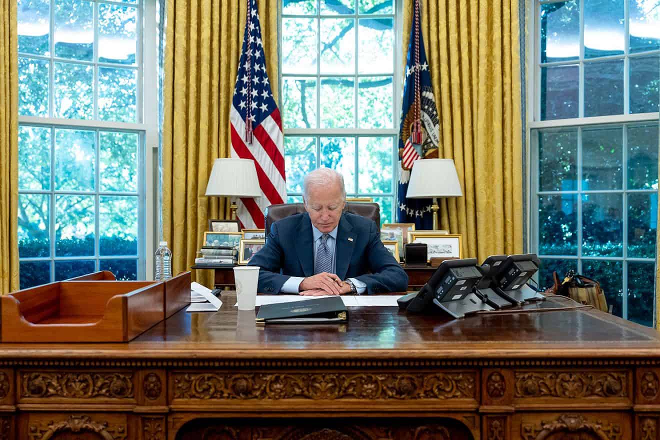 U.S. President Joe Biden talks on the phone with Israeli Prime Minister Benjamin Netanyahu, Oct. 11, 2023, in the Oval Office. Credit: Adam Schultz/White House.