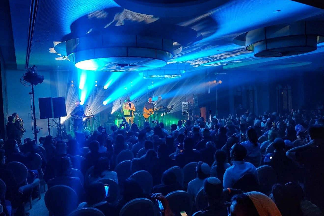 Akiva (left) and Ishay Ribo perform in front of a full house at the AISH World Center. Credit: Courtesy.