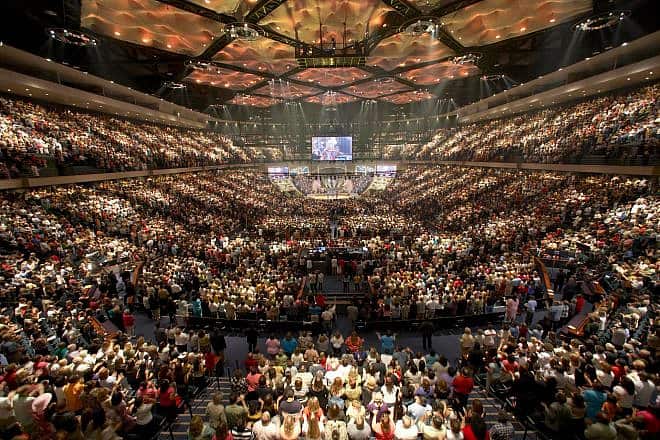 The interior of the Lakewood Church in Houston during a worship service in 2013. Credit: ToBeDaniel/Italian Wikipedia.