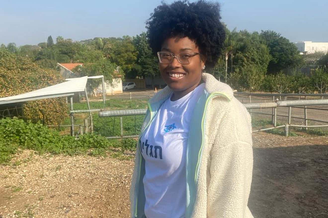 Courtney Smith at the Meshek Aviv farm in Even Yehuda on Jan. 9. Smith was one of the more than 1,000 participants since November on Mosaic United’s Shalom Corps missions in partnership with Birthright Onward Israel. Photo by Amelie Botbol.