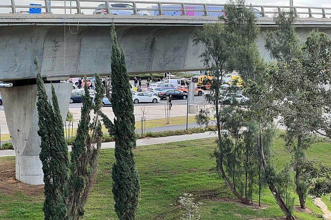 Israeli security forces probing a possible car-ramming attack near Tel Aviv, Feb. 15, 2024. Photo by Yossi Zeliger/TPS.