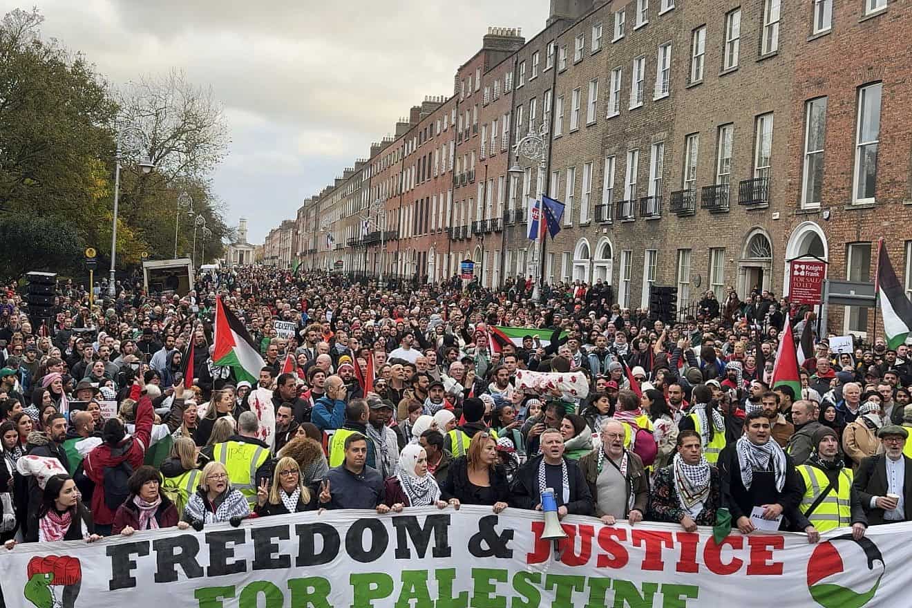 An anti-Israel rally in Dublin on Nov. 18, 2023. Credit: Sinn Féin via Wikimedia Commons.