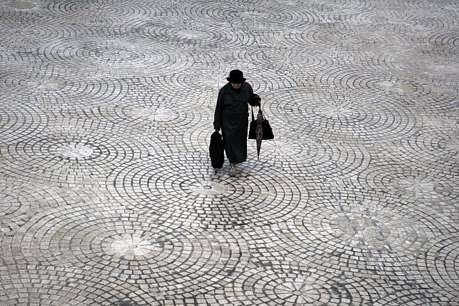 An elderly woman in Jerusalem, Feb. 3, 2010. Photo by Abir Sultan/Flash90.
