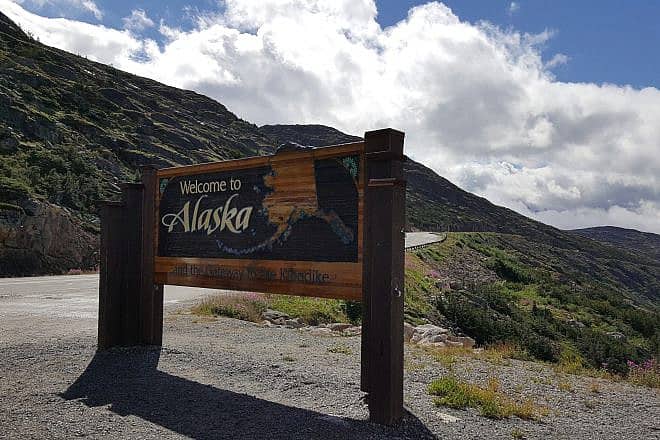 “Welcome to Alaska” sign. Credit: Lauraguy/Pixabay.