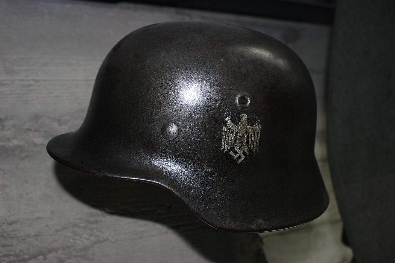 A helmet with a swastika. Credit: Alex1983/Pixabay.