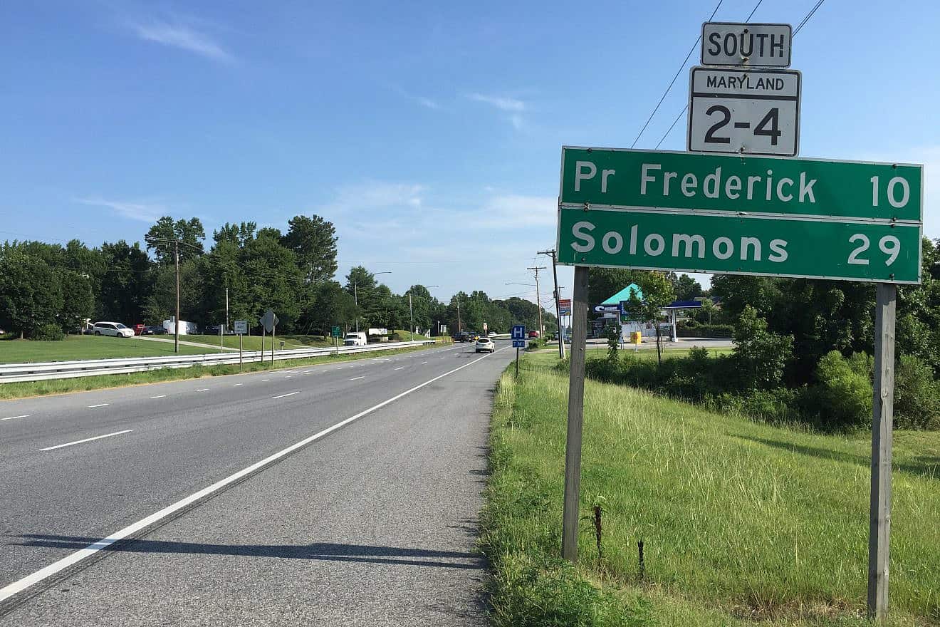The view south along Maryland State Route 2 and Maryland State Route 4 (Solomons Island Road) just south of Southern Maryland Boulevard in Calvert County, Md. Credit: Famartin via Wikimedia Commons.