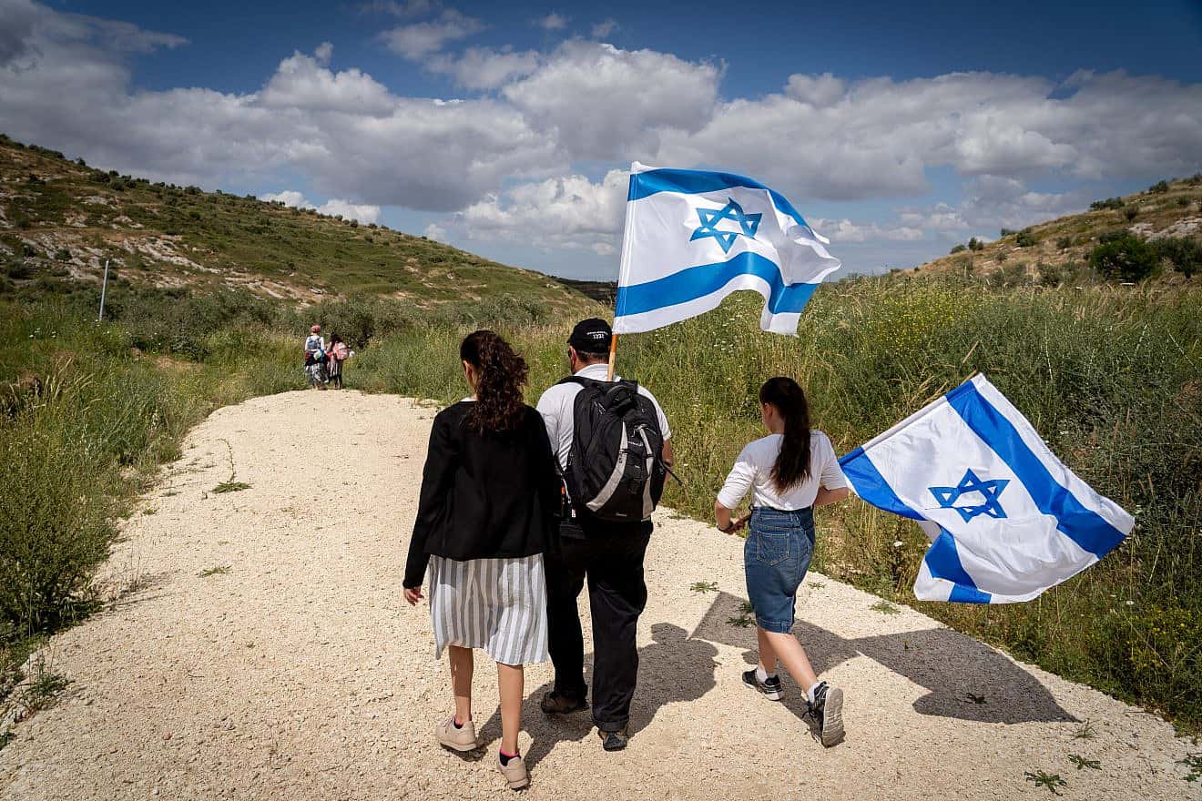 Israeli Jews march to celebrate Israel's 71st Independence Day near Havat Gilad in northern Samaria, May 9, 2019. Photo by Hillel Maeir/Flash90.