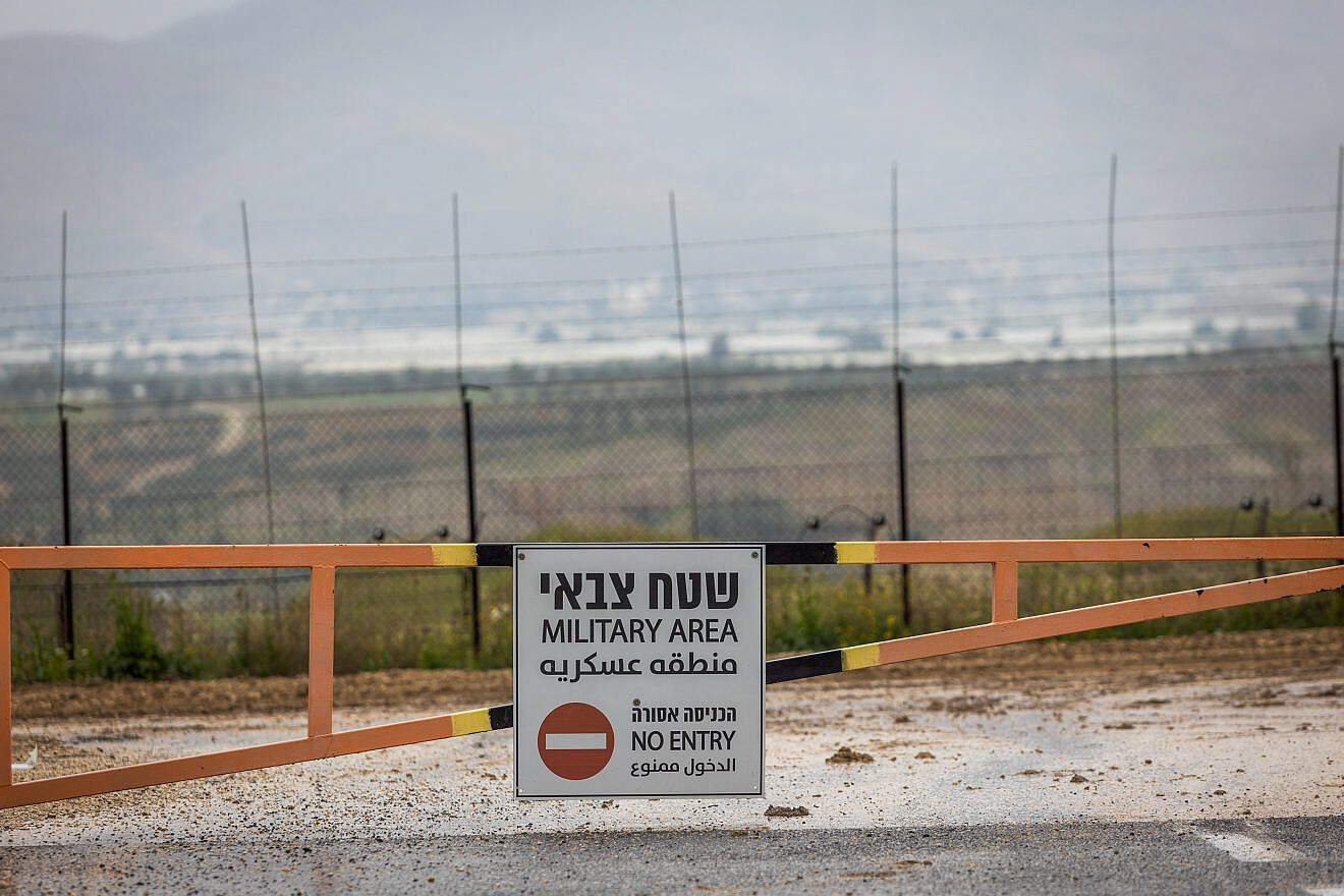 The border fence between Israel and Jordan in the Jordan Valley, March 19, 2023. Photo by Yossi Aloni/Flash90.