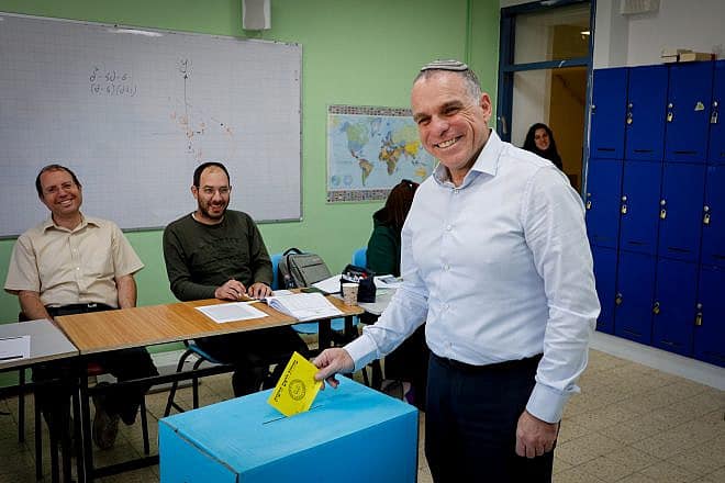Efrat Mayor Oded Revivi votes in the municipal election, March 10, 2024. Photo by Gershon Elinson/Flash90.