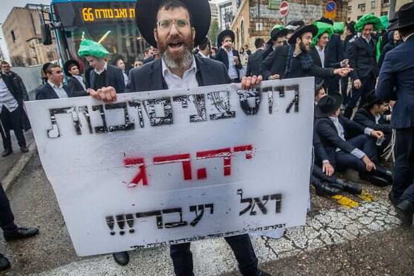 Ultra-Orthodox Jews protest against proposals for joining the IDF. Photo by Oren Ben Hakoon.