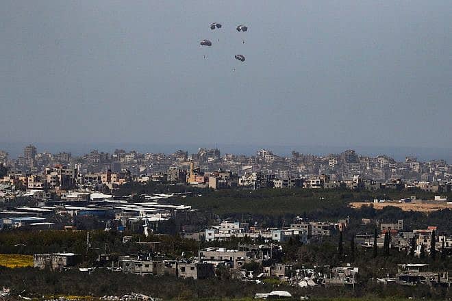 Aid packages for Palestinians in the Gaza Strip are dropped from international airplanes in northern Gaza, as seen from the Israeli side of the border, March 21, 2024. Photo by Jamal Awad/Flash90.